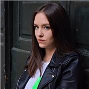 Ragazza in quinta superiore con ottimi voti